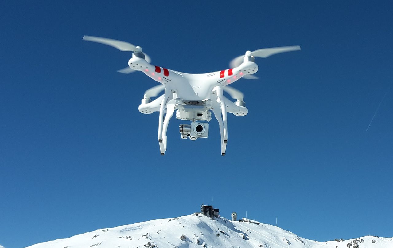 DJI_Phantom_2_Vision+_V3_hovering_over_Weissfluhjoch_(cropped).jpg