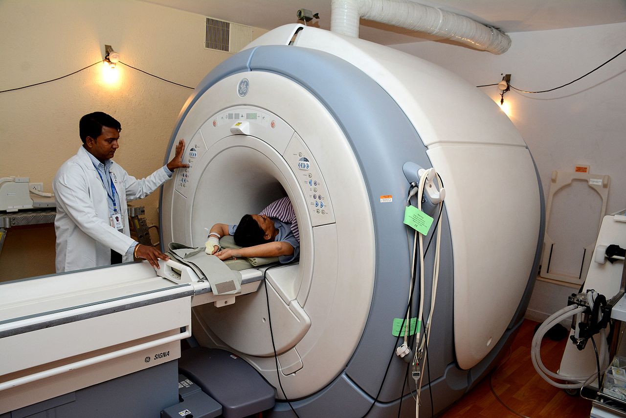 MRI_Scanner_at_Narayana_Multispeciality_Hospital,_Jaipur.jpg