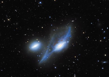 20130590星系团中的马卡良之眼.jpg