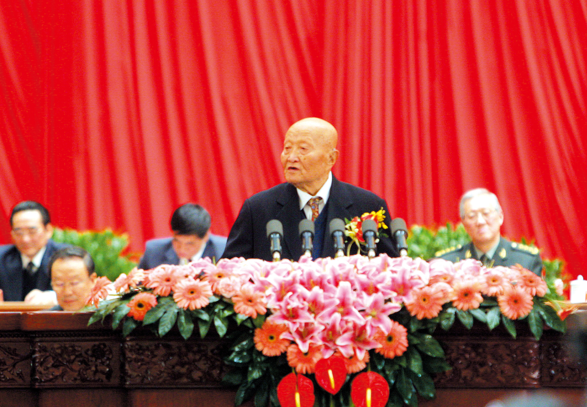 201103p4_f1.jpg