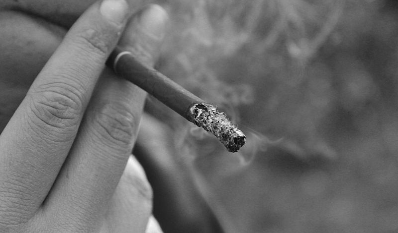 800px-Smoking_in_black_and_white.jpg
