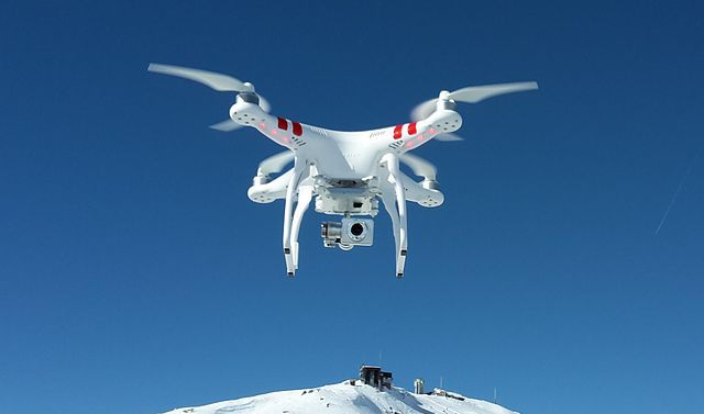 640px-DJI_Phantom_2_Vision+_V3_hovering_over_Weissfluhjoch_(cropped).jpg