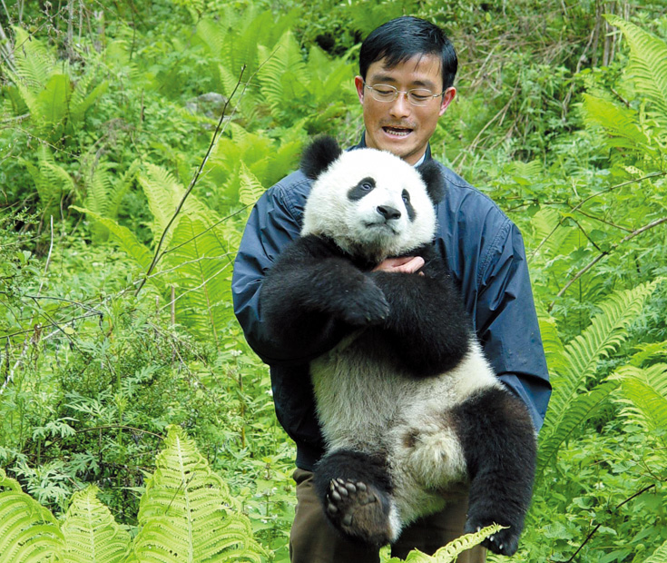 “奶爸”张贵权与9个月的祥祥.jpg