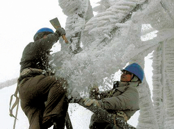 电力职工全力清除冰雪.jpg