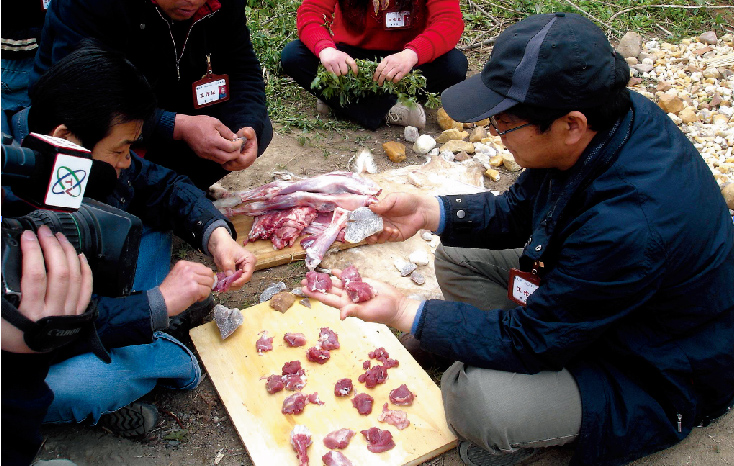 用石片切肉试验，其功力超过普通菜刀.jpg